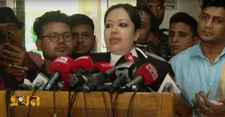সাদা পাঞ্জাবি পরা একজন ধাক্কা দিয়েছেন; রুমিন ফারহানার ইঙ্গিত আতাউল্লাহর দিকে